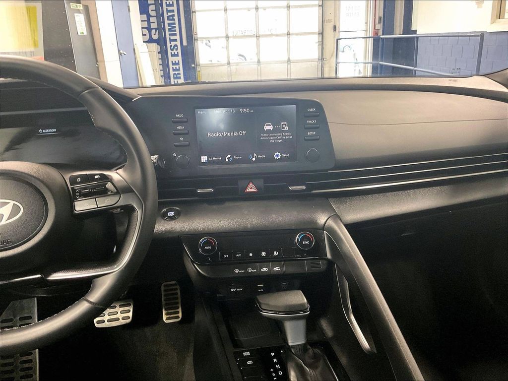 2025 Hyundai Elantra — photo 18