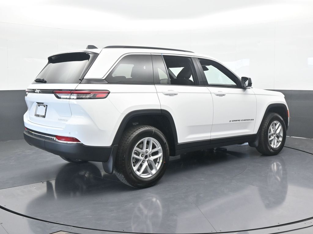 Used 2025 Bright White Clearcoat Jeep Laredo X image 5