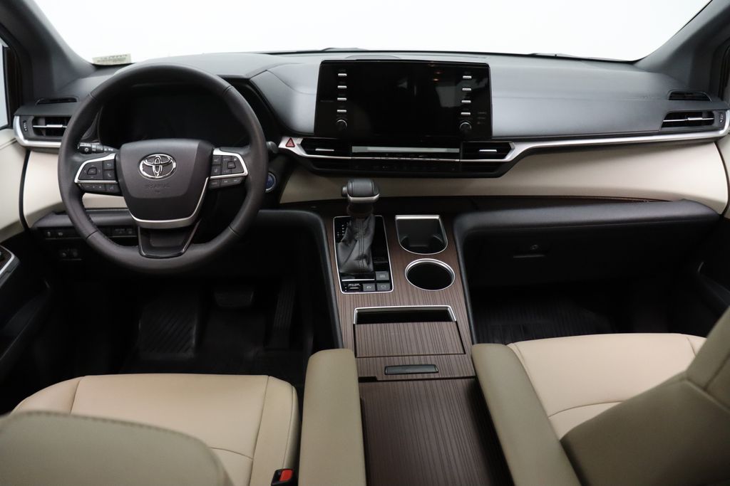 2022 Toyota Sienna XLE 23