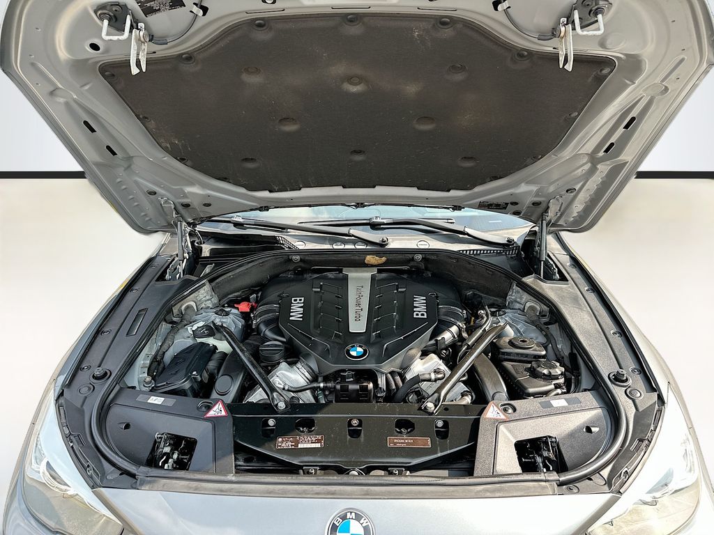Used 2012 Gray BMW 550i xDrive Gran Turismo image 31