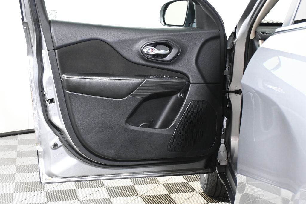 Thumbnail: 2016 Jeep Cherokee - 29