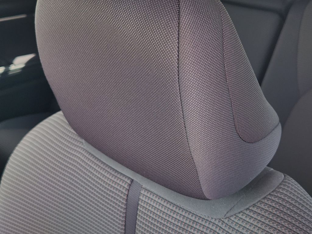 2025 Toyota Highlander LE - Photo 24