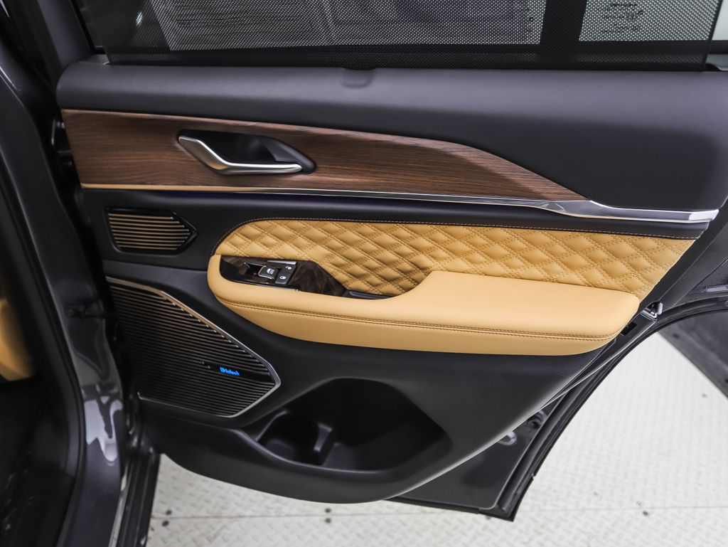 Thumbnail: 2022 Jeep Grand Cherokee - 24