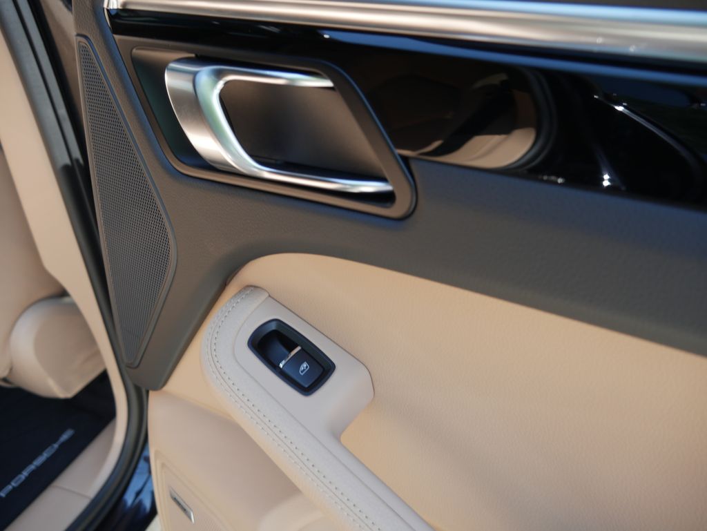 Thumbnail: 2023 Porsche Macan - 27