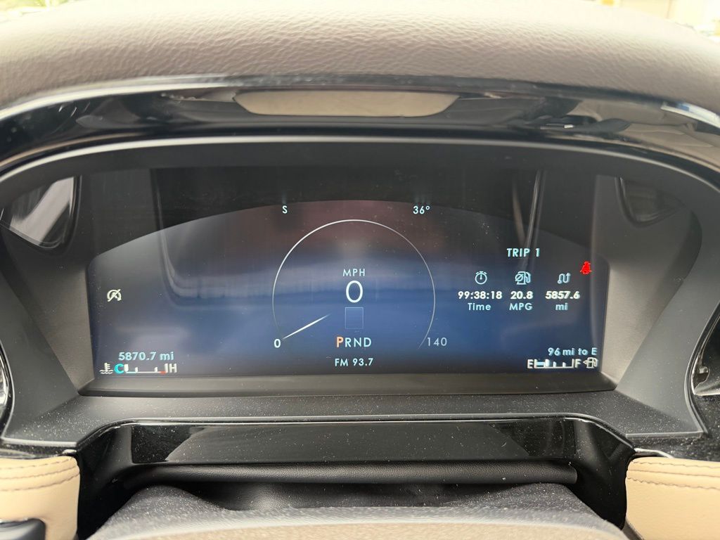 Used 2023 White Lincoln Standard image 6