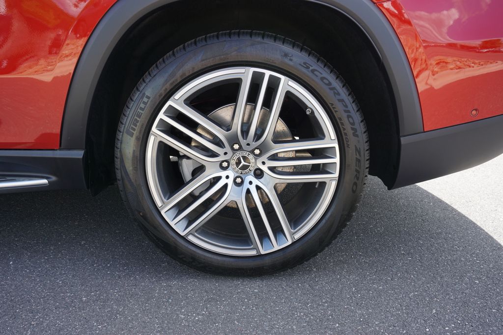 2025 Mercedes-Benz GLS 450 4MATIC 18