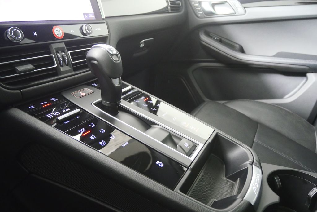 Thumbnail: 2022 Porsche Macan - 24