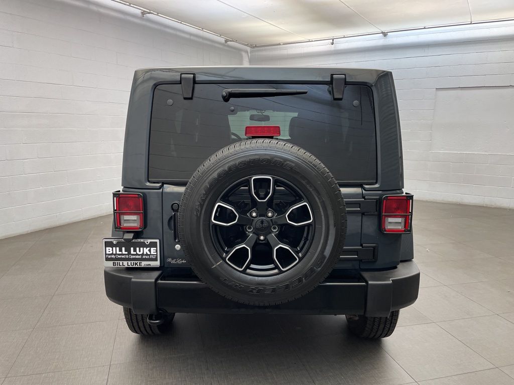 Used 2018 Black Jeep Unlimited Sahara image 7