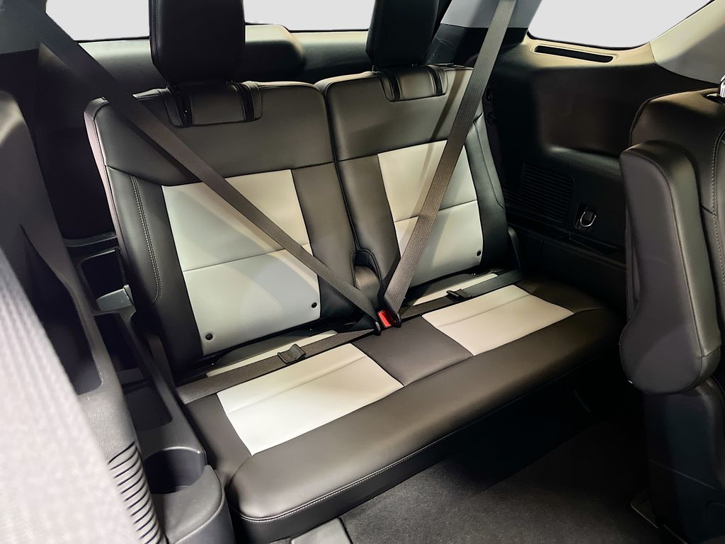 Used 2023 Black Metallic Ford XLT image 28