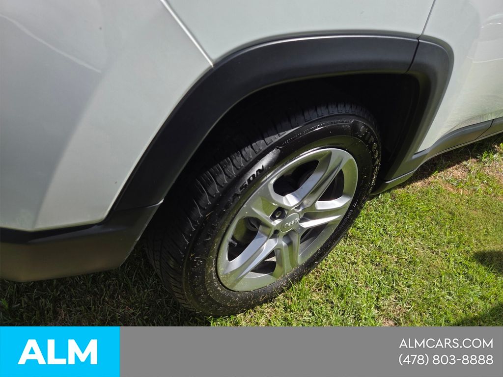 Used 2024 White Jeep Latitude image 18