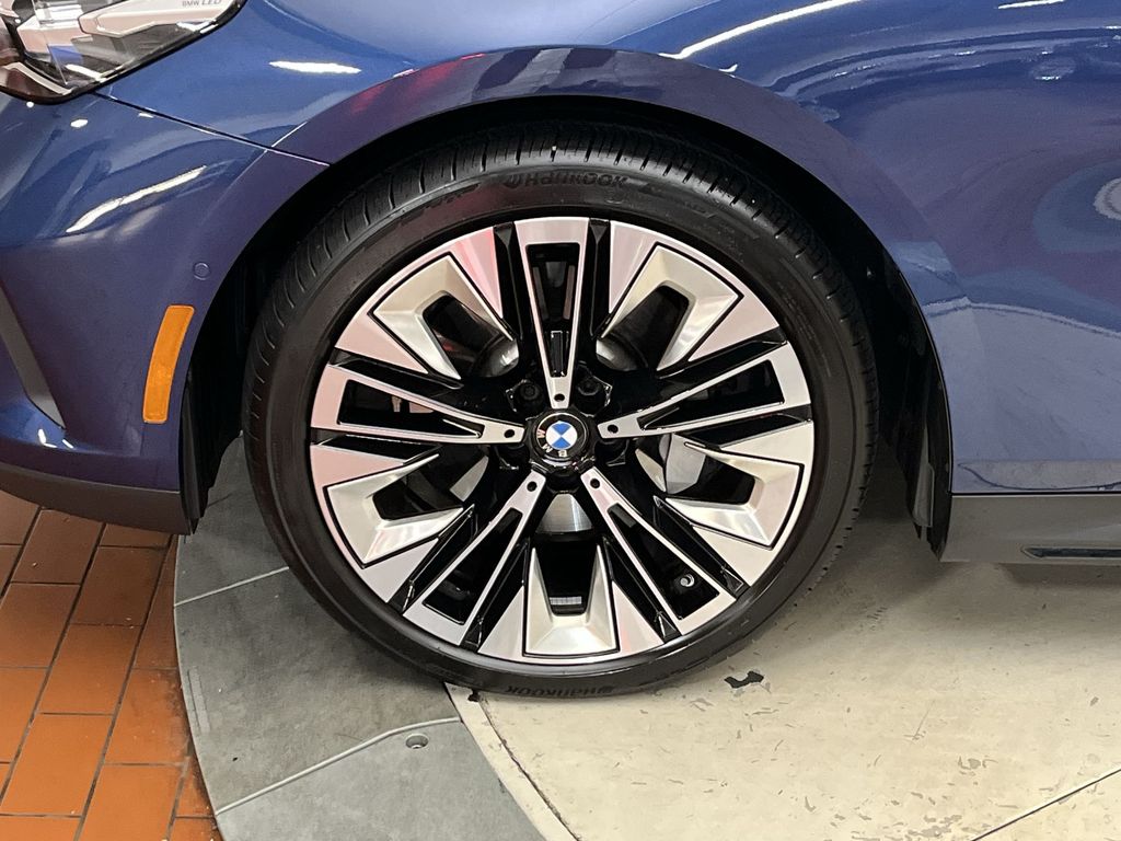 Thumbnail: 2025 BMW 5 Series - 10