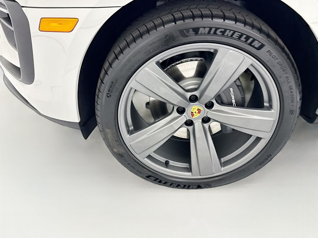 Thumbnail: 2026 Porsche Macan - 29