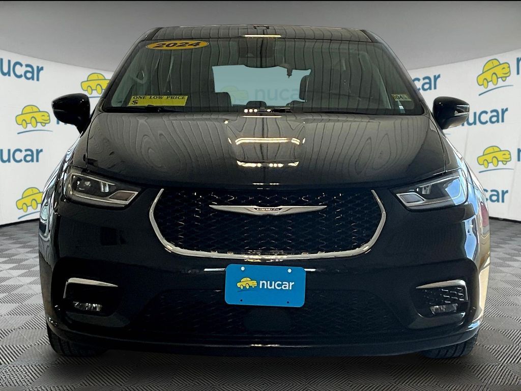 2023 Chrysler Pacifica — photo 2