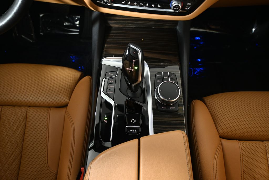 Thumbnail: 2023 BMW 5 Series - 25