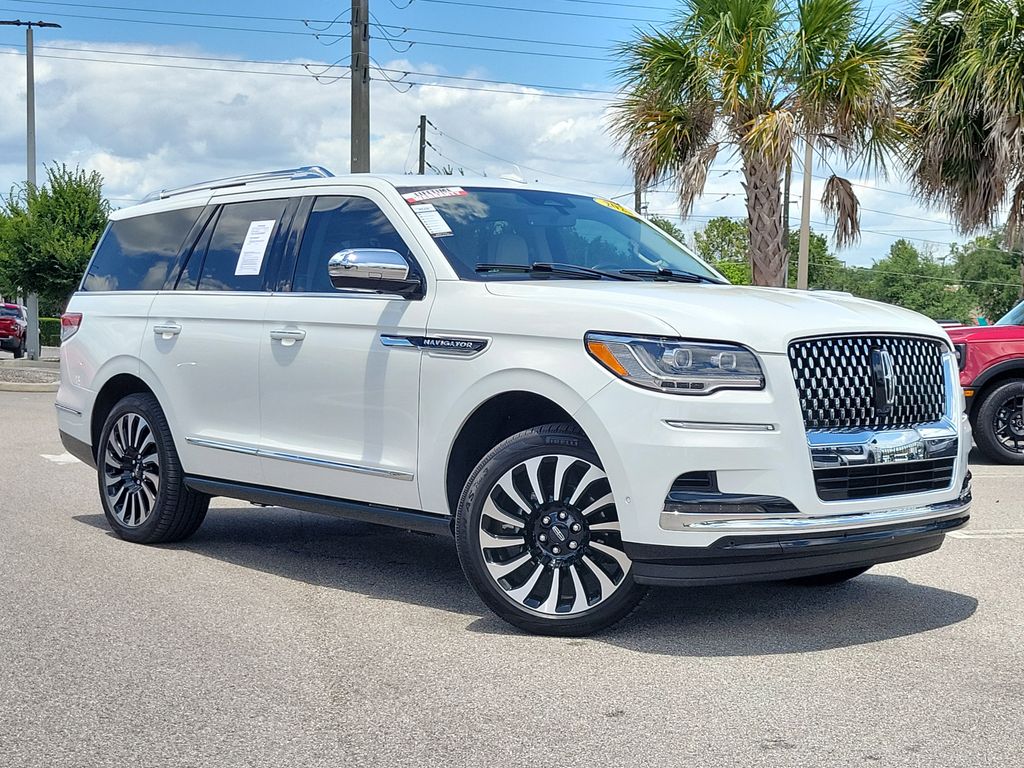Pristine White Metallic Tri-Coat 2023 Lincoln Navigator Black Label 4WD SUV / Crossover Four-Wheel Drive Automatic