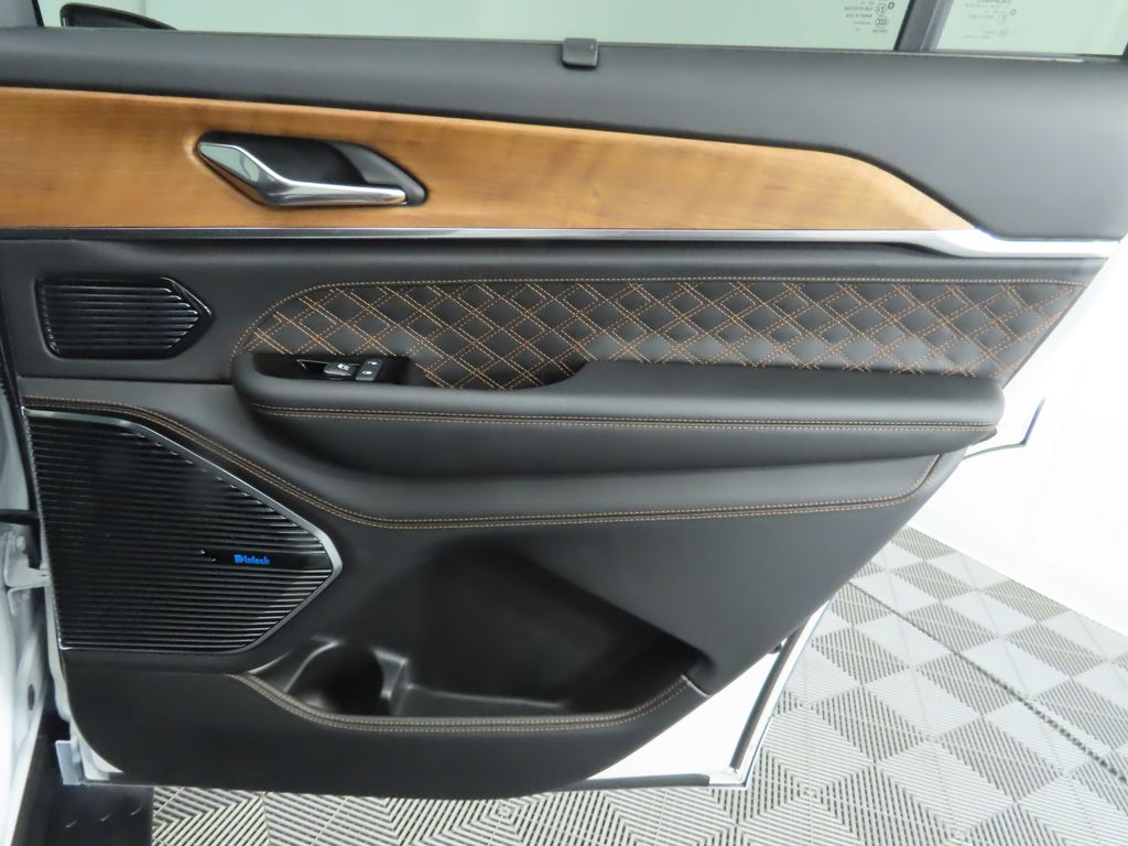 Thumbnail: 2023 Jeep Grand Cherokee L - 28