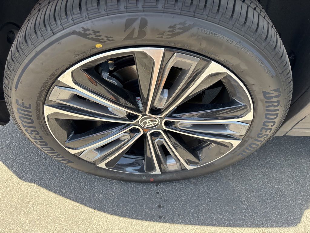 2023 Toyota bZ4X Limited 17
