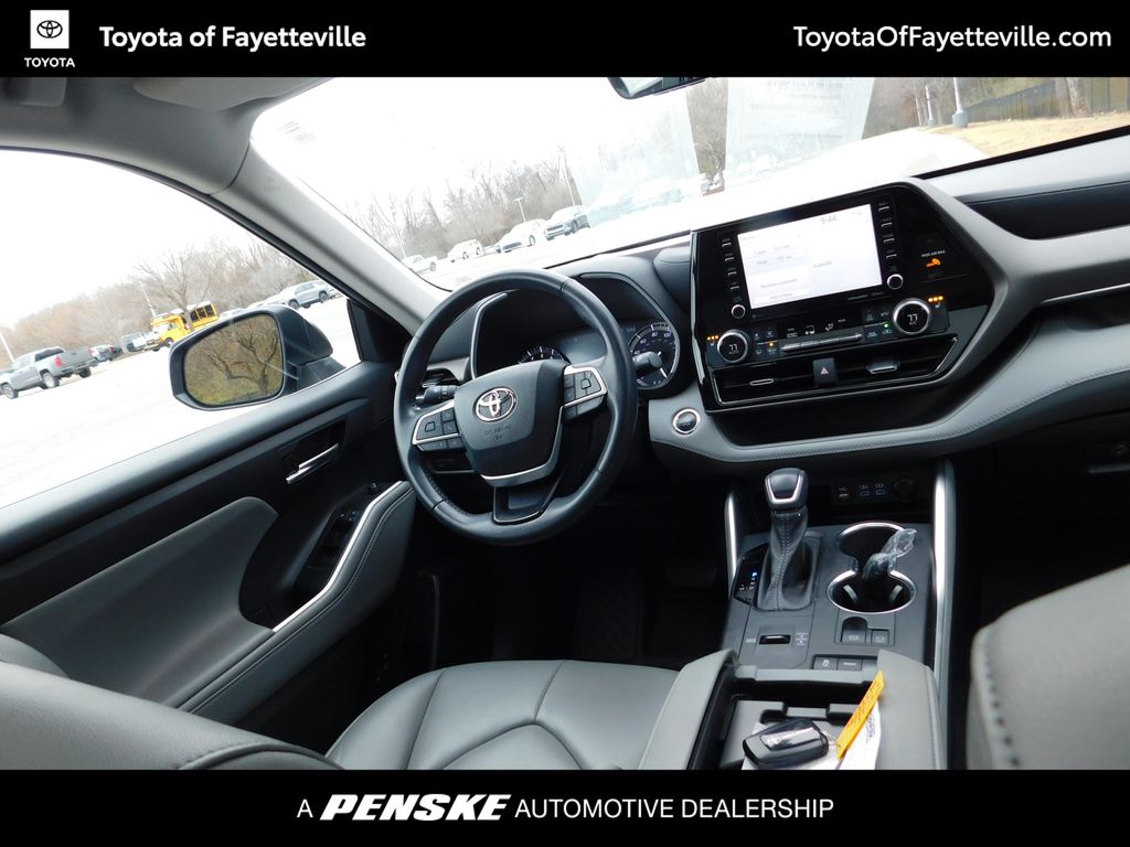 Thumbnail: 2022 Toyota Highlander - 3