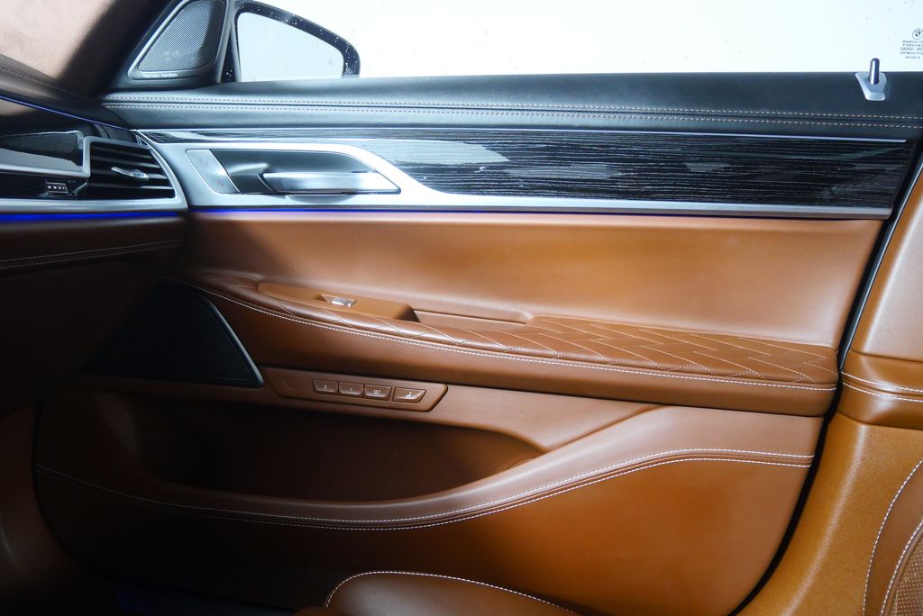 Thumbnail: 2021 BMW 7 Series - 32