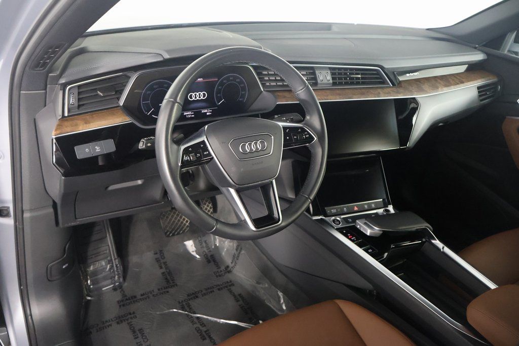 Thumbnail: 2022 Audi e-tron S - 7