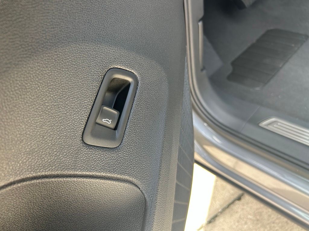 New 2026 Silver Mist Metallic Volkswagen 2.0T SE w/Technology image 46