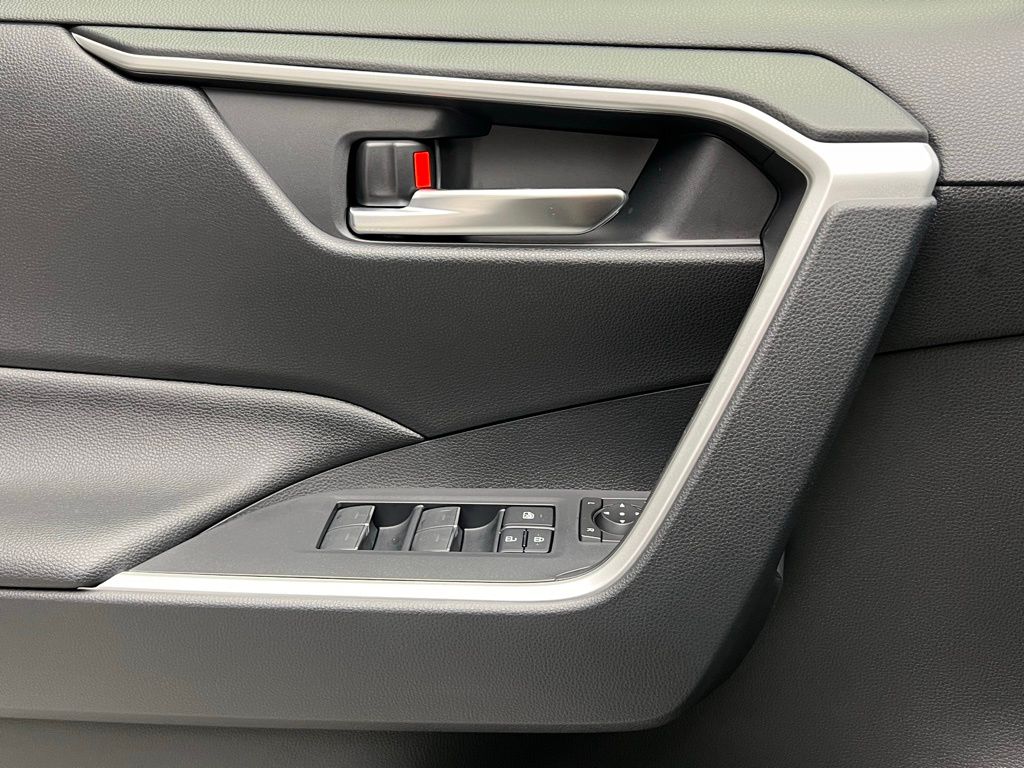 2025 Toyota RAV4 XLE 23