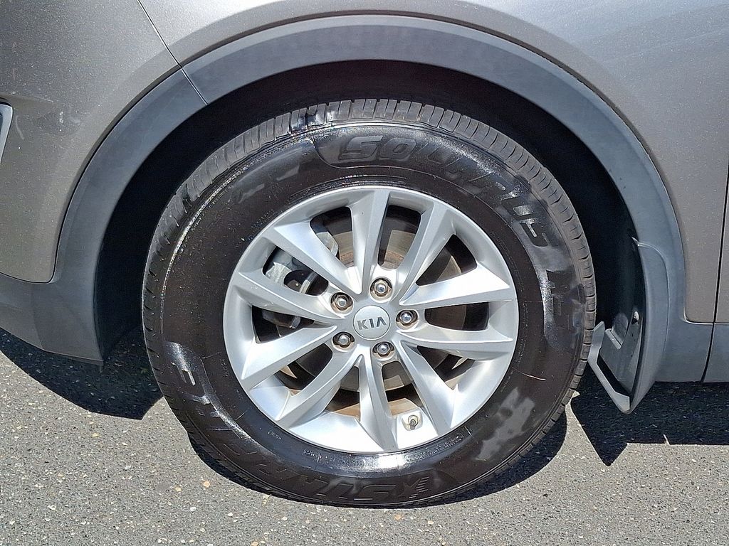 Thumbnail: 2017 Kia Sorento - 8