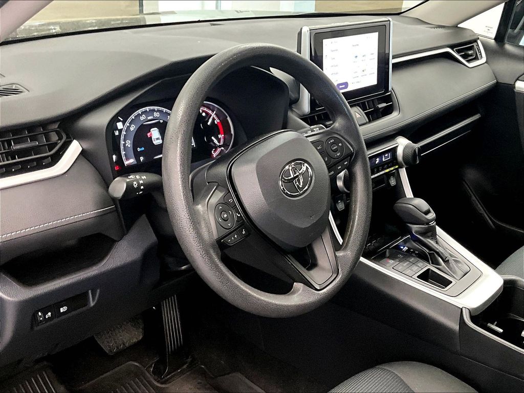 2023 Toyota RAV4 — photo 8