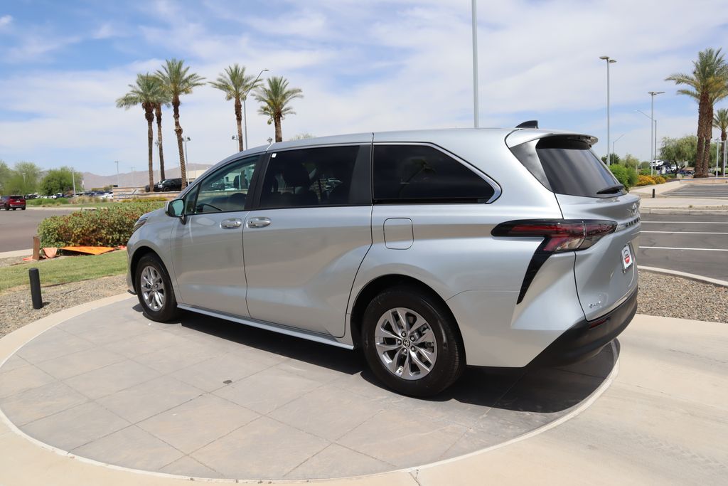 2025 Toyota Sienna LE 7