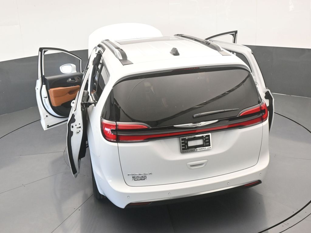 Used 2024 Bright White Clearcoat Chrysler Pinnacle image 82