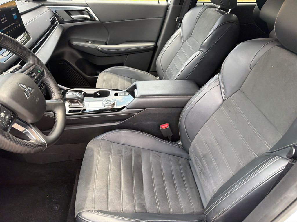 Used 2025 White Mitsubishi SE image 9