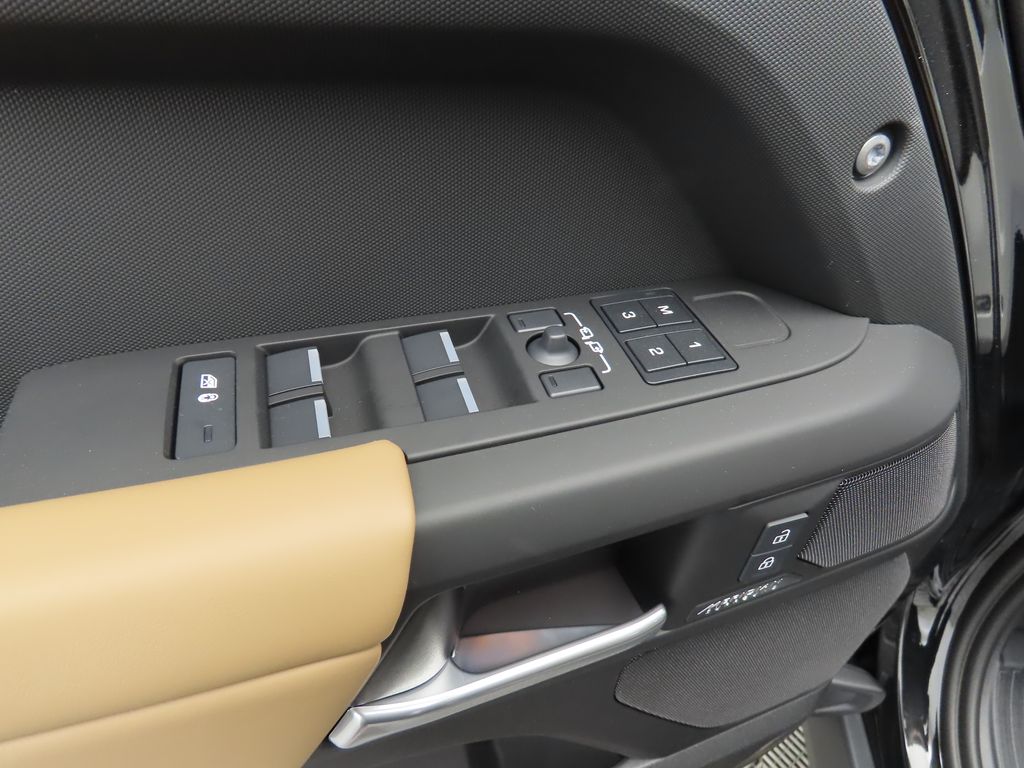 2025 Land Rover Defender 110 23