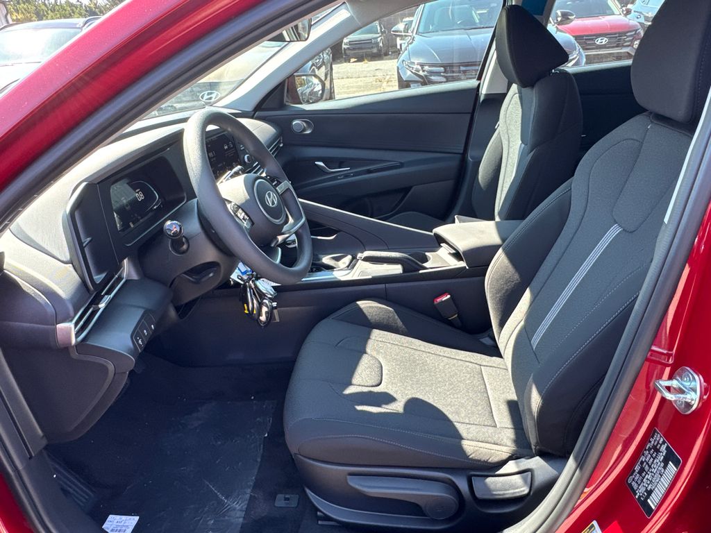 2025 Hyundai Elantra SE photo 7