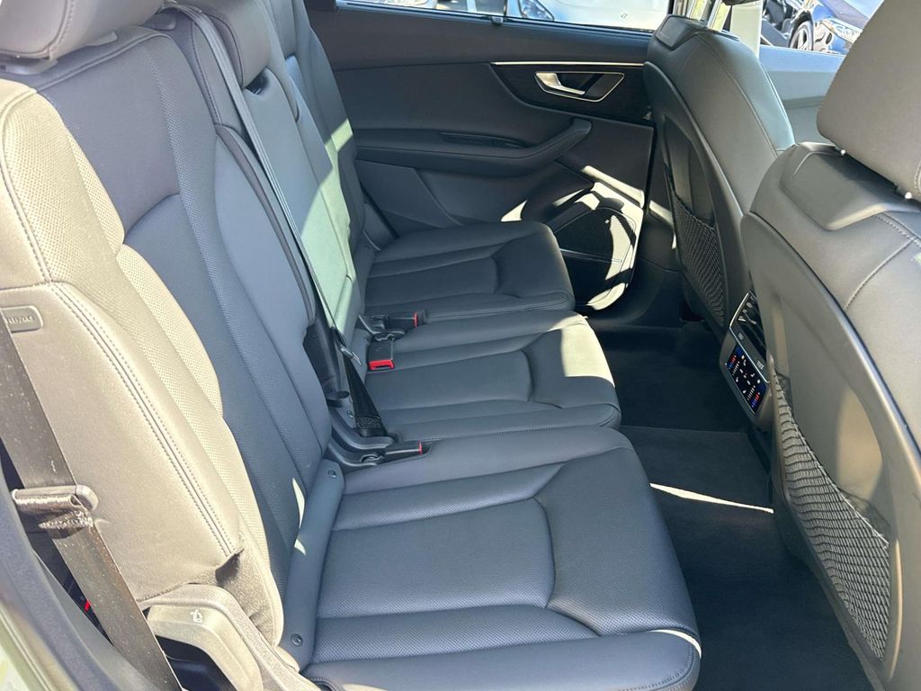 Thumbnail: 2023 Audi Q7 - 24