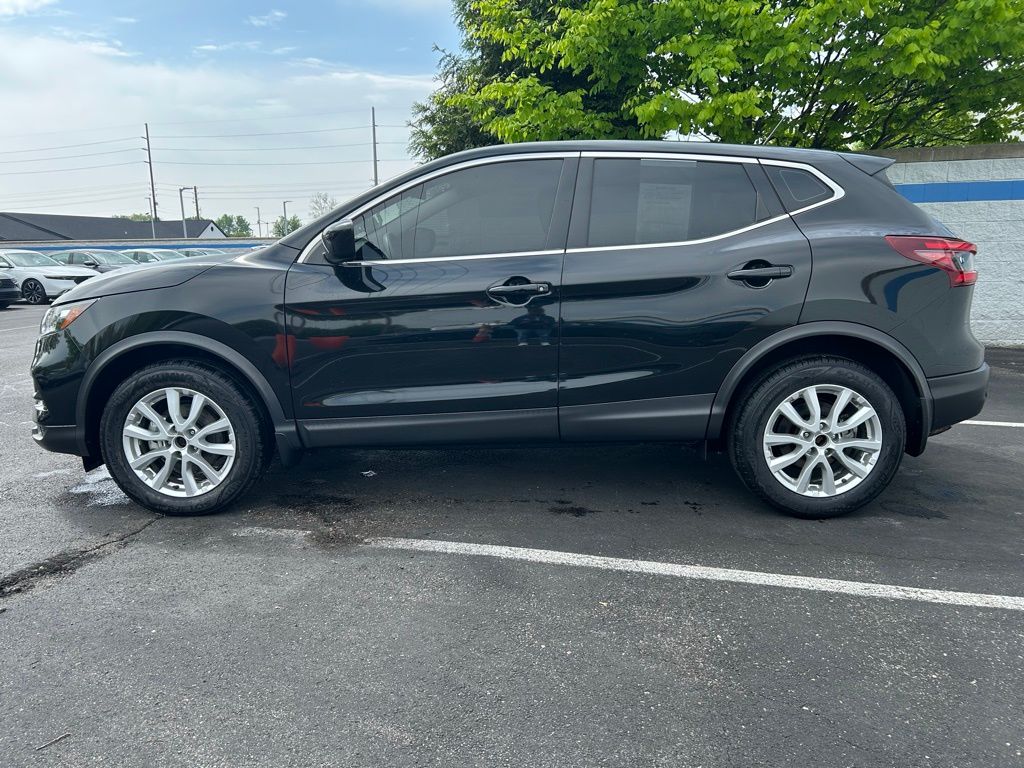 2022 Nissan Rogue Sport S 2