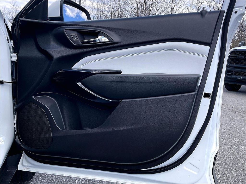2025 Chevrolet Trax — photo 11