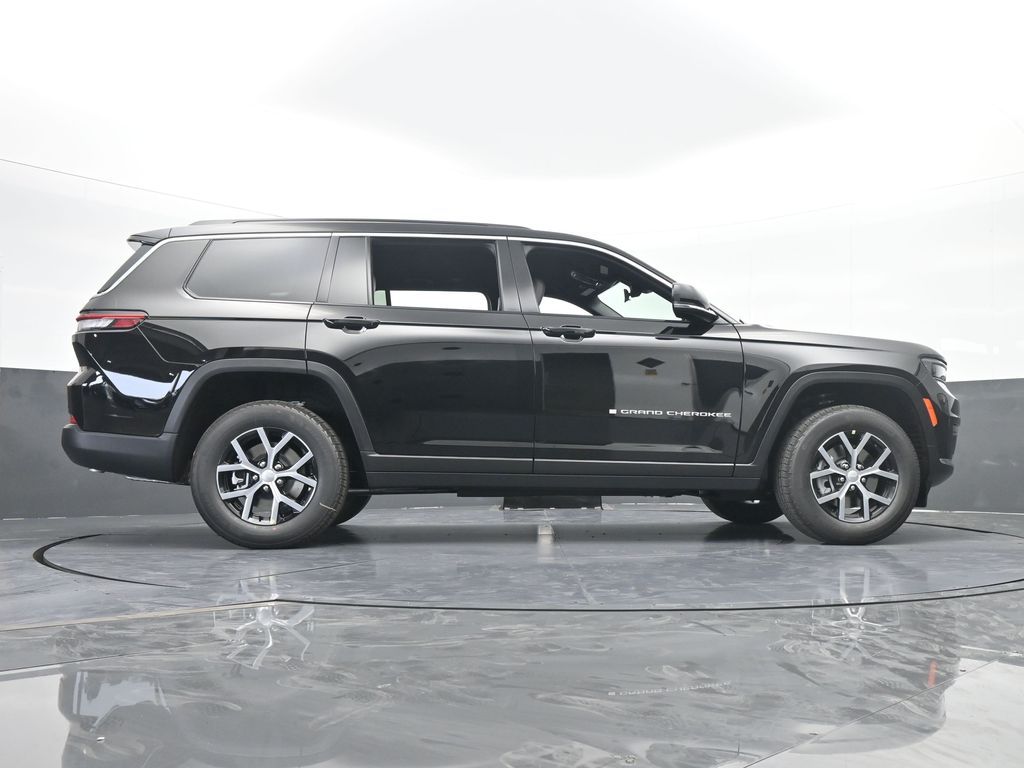 Used 2025 Diamond Black Crystal Pearlcoat Jeep Limited image 57