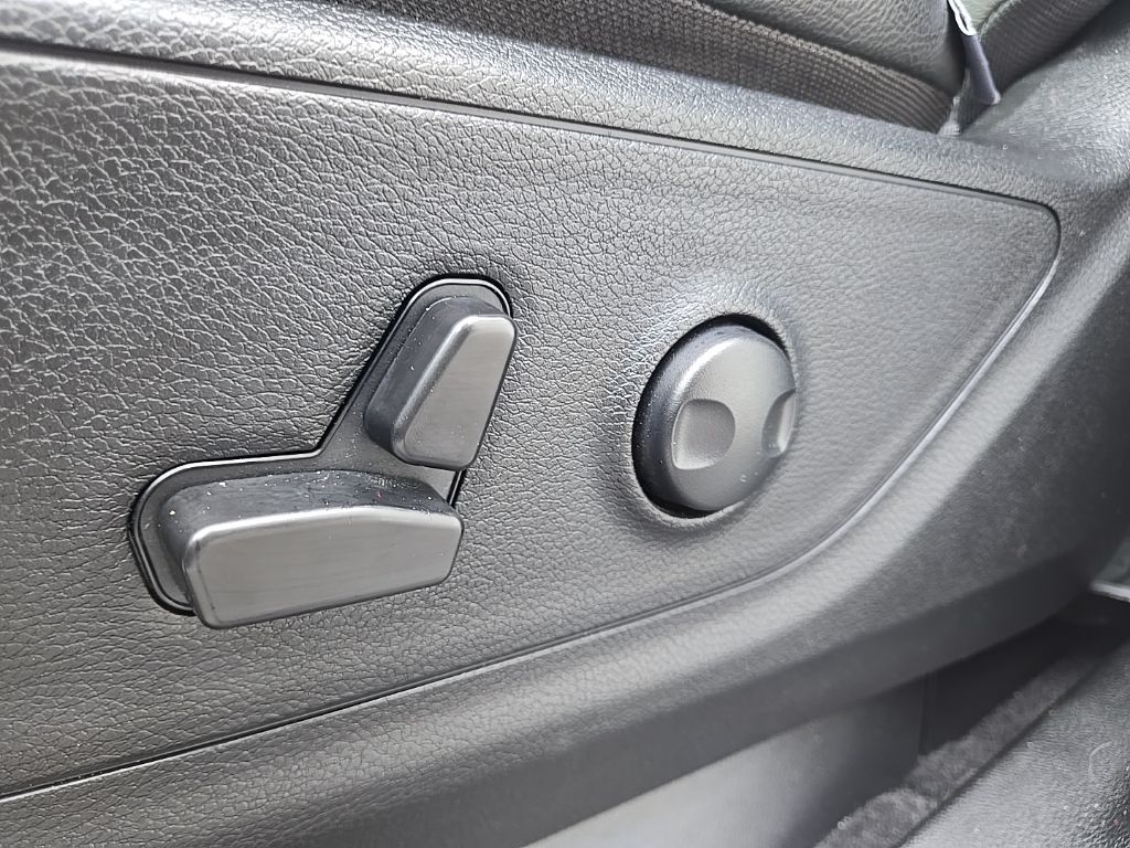 Used 2025 White Ram Big Horn/Lone Star image 23