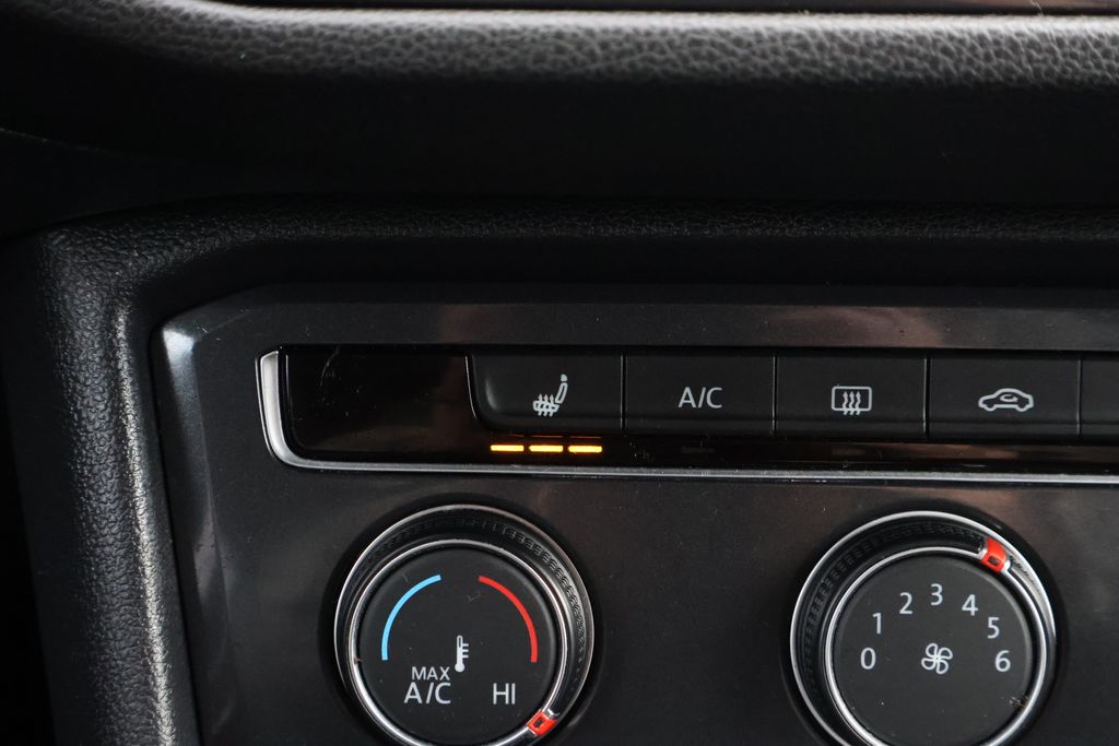 Thumbnail: 2022 Volkswagen Tiguan - 18