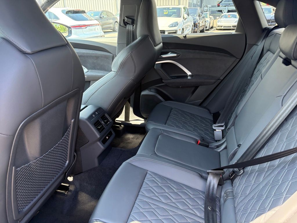 Thumbnail: 2026 Audi SQ5 - 20