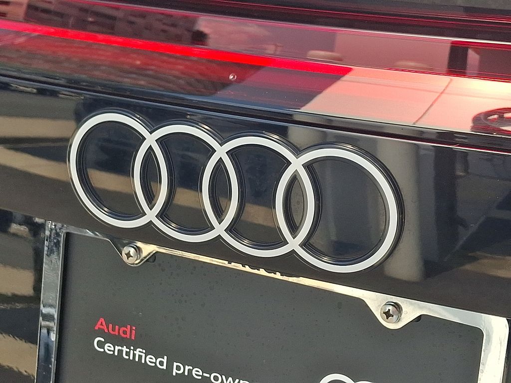Thumbnail: 2025 Audi Q8 - 30