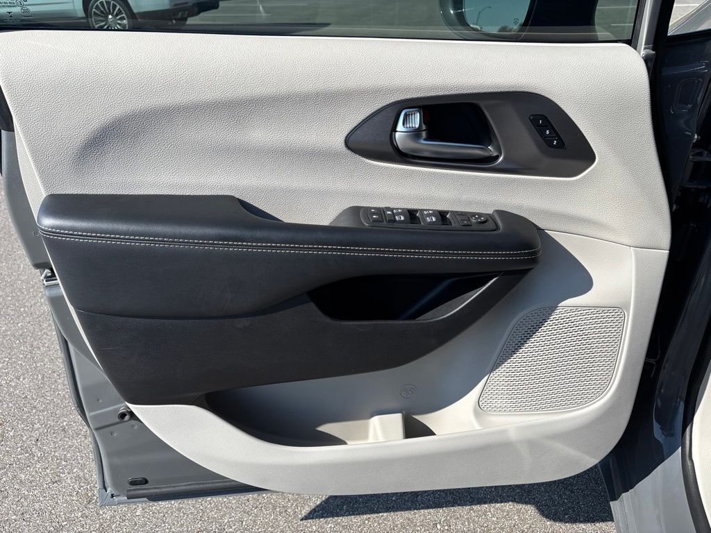 Used 2022 Chrysler Pacifica Van