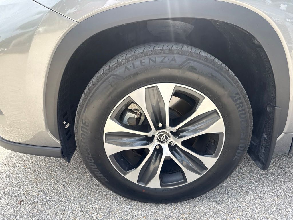 Used 2025  Toyota XLE image 8