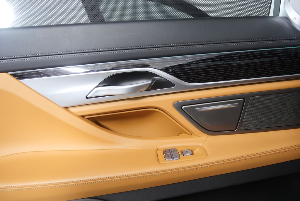 Thumbnail: 2022 BMW 7 Series - 13