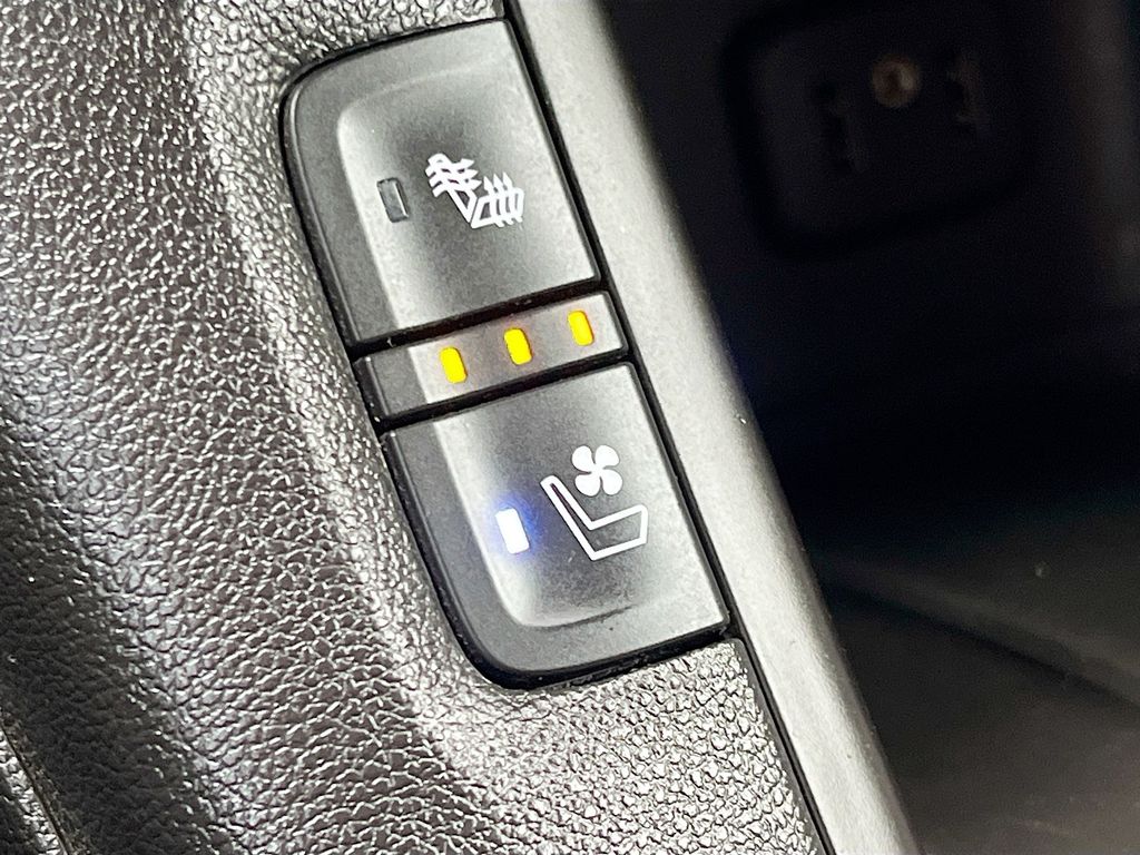 Used 2019 Silver GMC Denali image 21