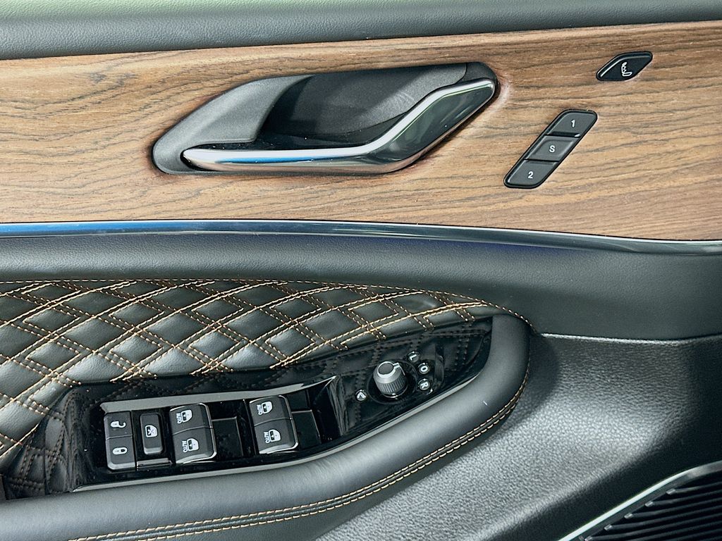 Thumbnail: 2024 Jeep Grand Cherokee - 18