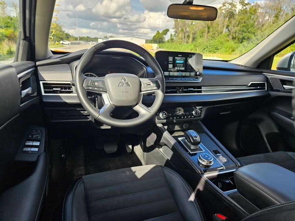 Thumbnail: 2024 Mitsubishi Outlander - 12