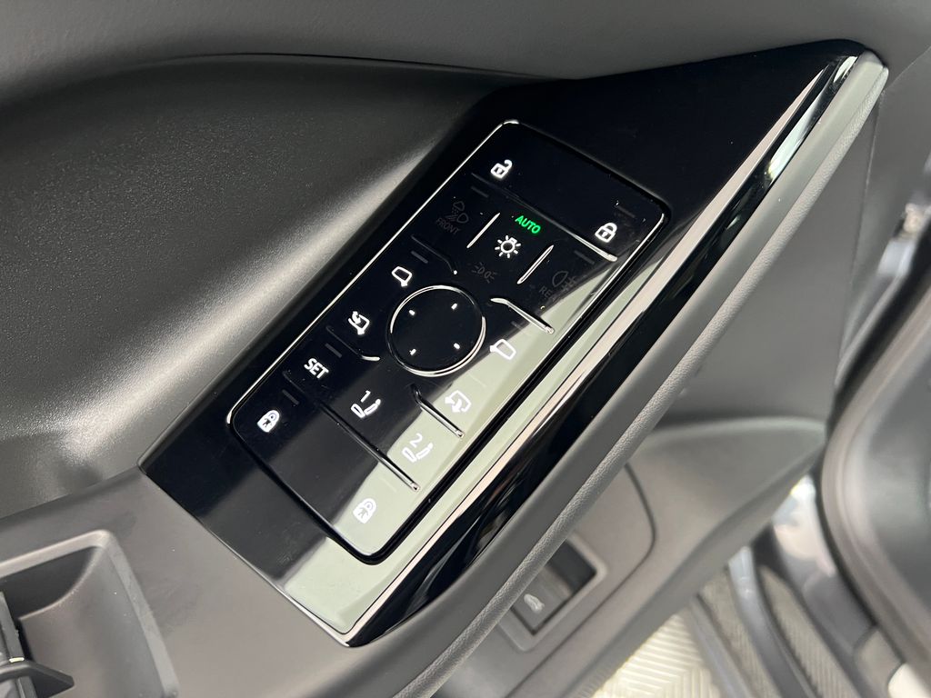 Thumbnail: 2025 Audi Q6 e-tron - 32