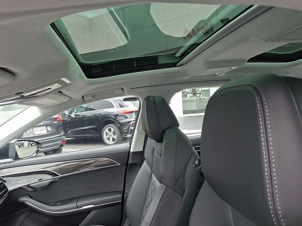 Thumbnail: 2022 Audi S8 - 14