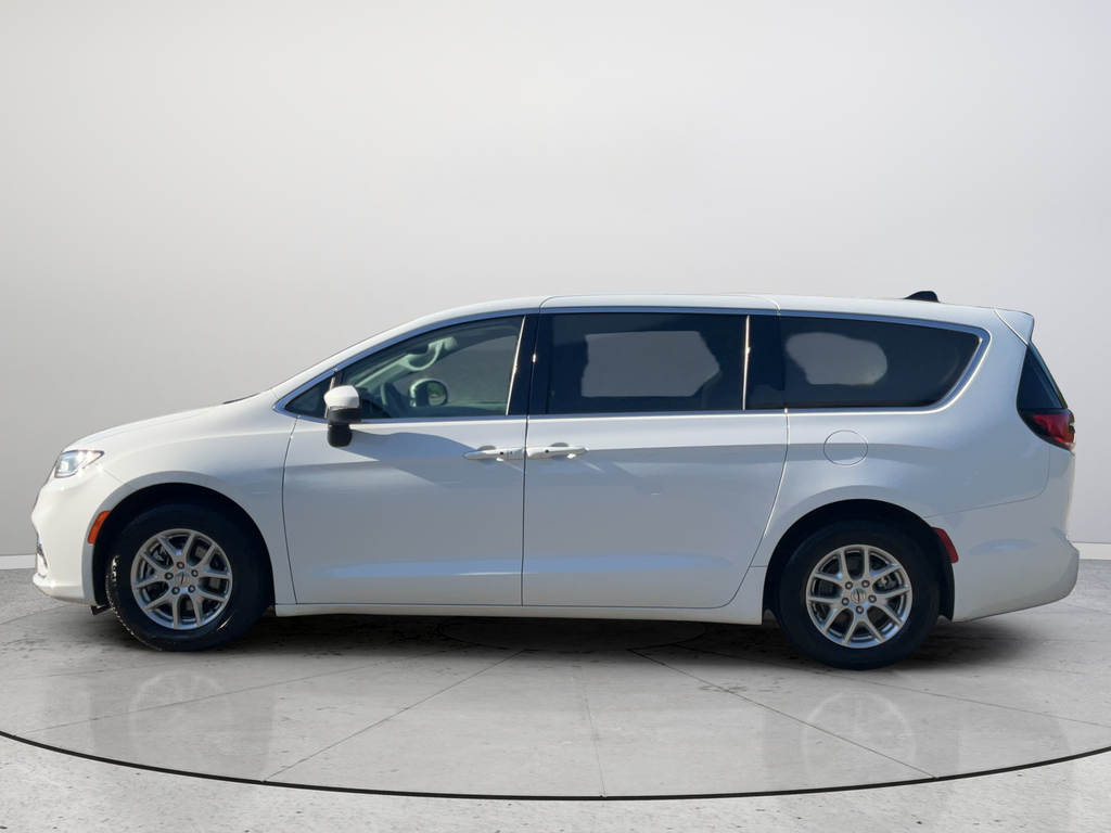 Used 2023 Chrysler Pacifica Touring L 4D Passenger Van